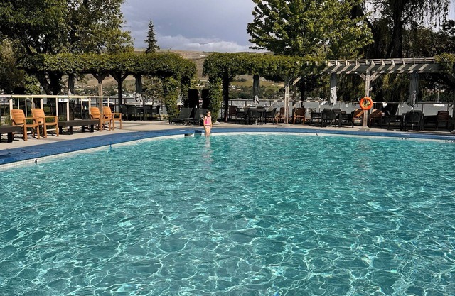 Beautiful Lake Loft w/ roof top patio on Okanagan Lake w/pool and hot tub!