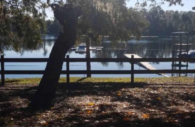 Belle propriété au bord du lac avec des cabines entièrement meublées!