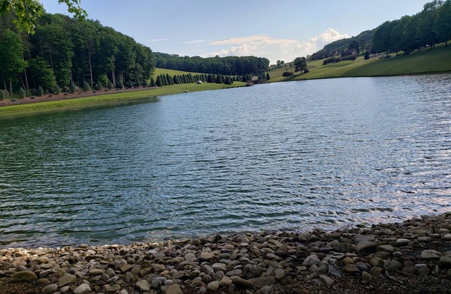 Belle propriété avec vue sur le lac nichée dans les pins à 79 miles au nord de Pittsburgh.