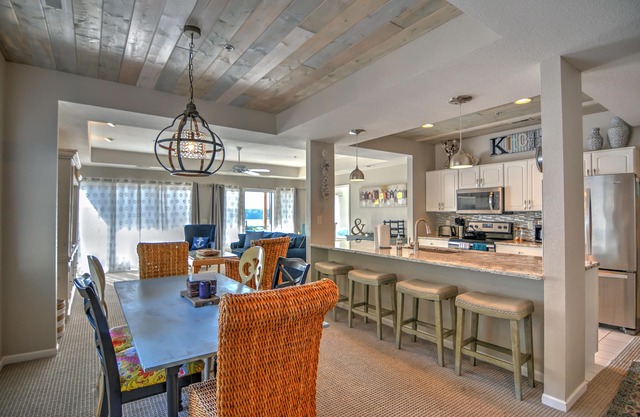 BELLE VUE SUR LE LAC ET À DEUX PAS DE LA PISCINE, CONDO 3BD / 3BA AVEC BATEAU 12X40