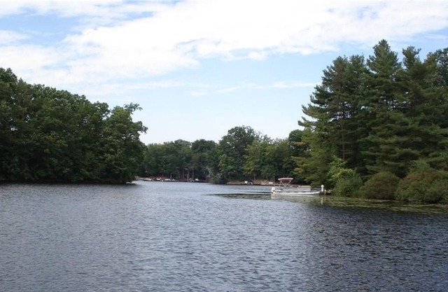 Beautiful Lakefront 6 Bedroom on 1 Acre