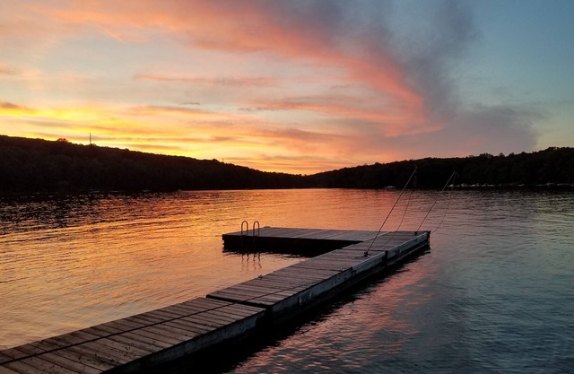 Votre vue depuis le quai! Belle cabine au bord du lac sur le lac Wallenpaupack