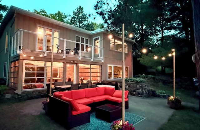 Beautiful Lakefront cabin w/woodburning fireplace, parking, grill, kayaks.
