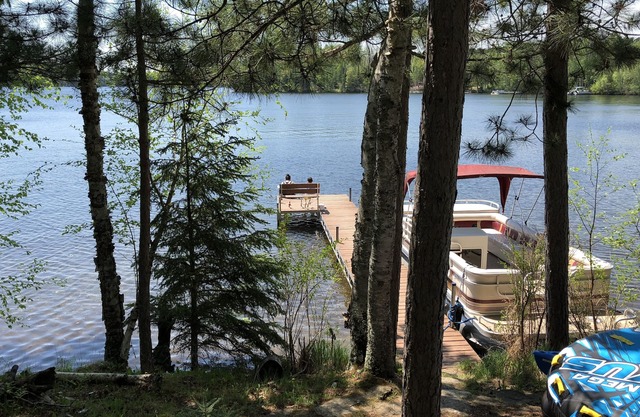 Beau chalet au bord du lac à quelques pas de l'eau sur le lac de Keyes