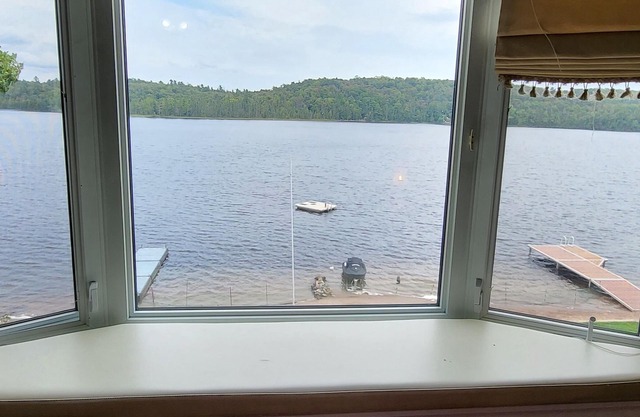 Beautiful lakefront cottage with private beach