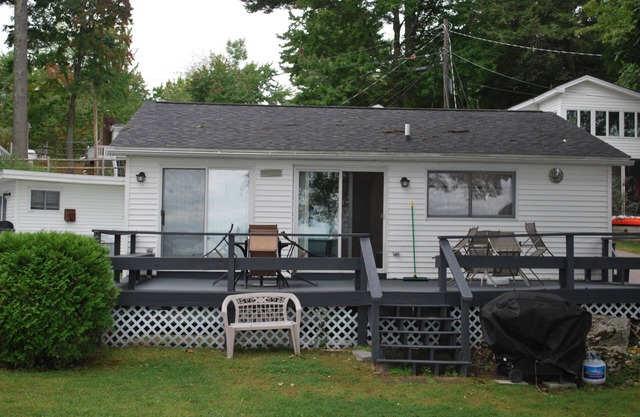 Magnifique chalet au bord du lac avec 21 'd'espace de quai