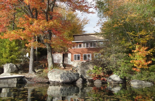Magnifique chalet au bord du lac avec vue sur la montagne