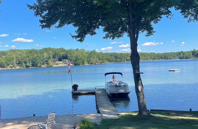 BELLE Cottage Lakefront W / Pontoon sur Harper Lake- Complètement mis à jour!