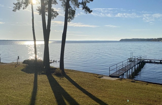 Belle maison au bord du lac avec quai privé ET rampe de bateau