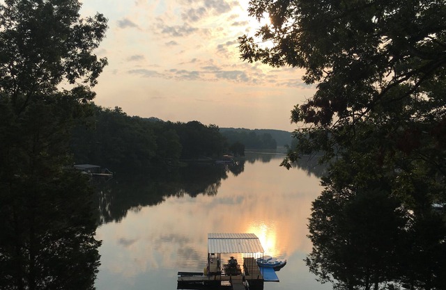 Belle maison au bord du lac sur le lac d'Egypte avec un quai en eau profonde!