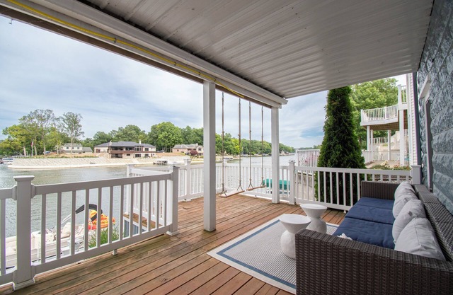 Beautiful Lakefront home w/ option for pontoon and jet ski rental