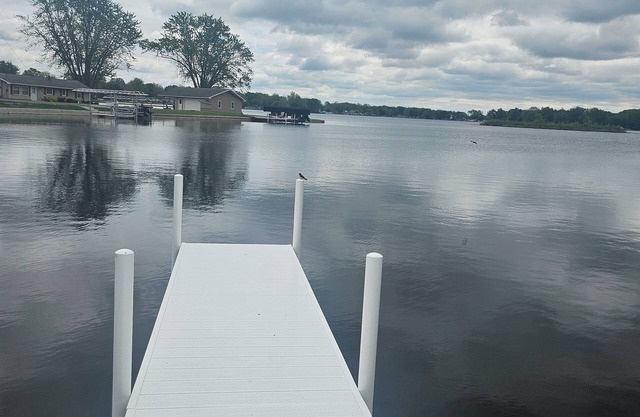 Beautiful Lakefront home, pets welcome, fully fenced, dock, kayaks, fishing!!