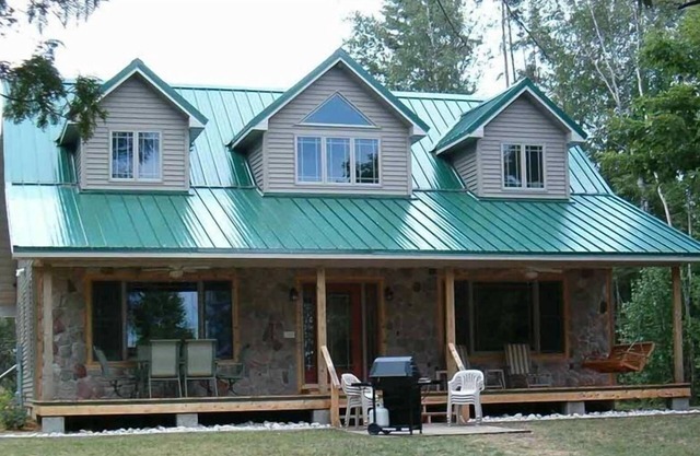 Belle maison au bord du lac avec ponton sur S. Lac Manistique