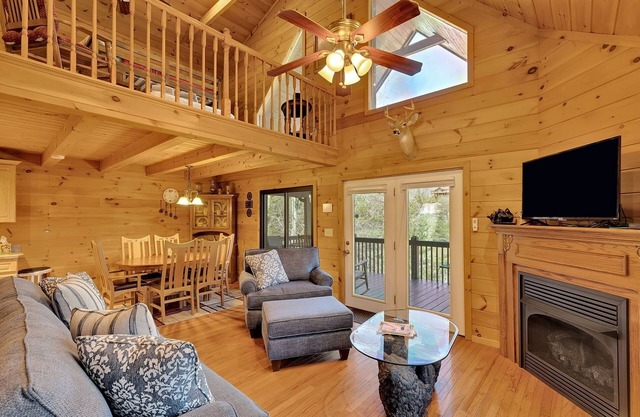 Beautiful Lakefront Log Cabin On Peaceful Laurel Lake - Lake Lure Area by Sunscape Property Management