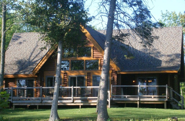 Lakefront Log Home Près de Mackinac. Il est temps de planifier votre aventure de vacances Up North!