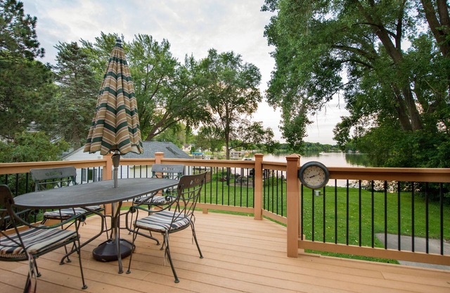 Belle 75 pieds au bord du lac, grande terrasse, conviviale et familiale!