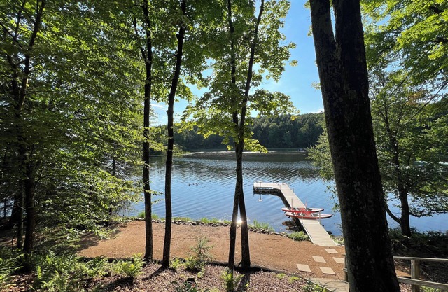 Beautiful lakefront cabin just minutes from downtown Eagle River!