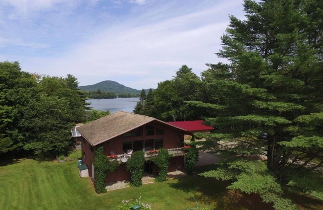 Belle maison au bord du lac, terrain privé de 20 acres. Près de Stowe et Jay Peak