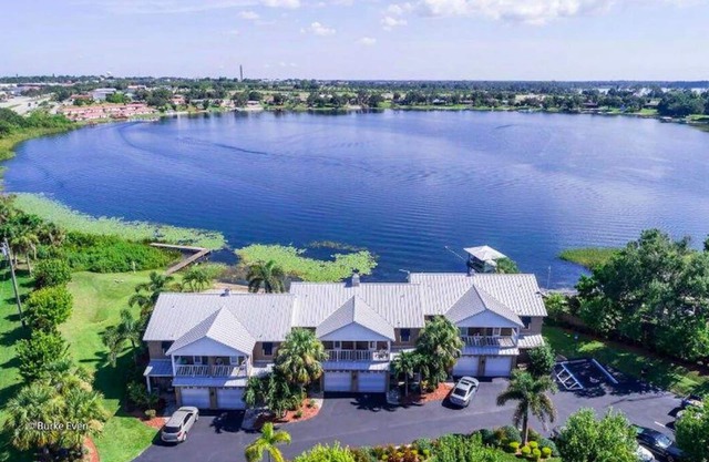 Beautiful Lakefront Townhouse with Pool