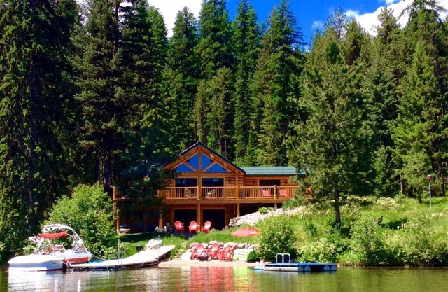Belle cabine au bord du lac Inez!