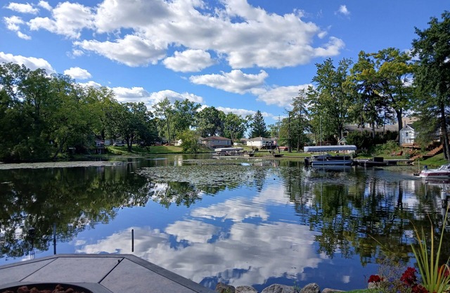 Beautiful Lakefront Home with kayaks included! Pets allowed!