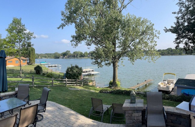 Lakehouse charmant bord de l'eau près de Chicago w pontoon Boat. 12 personnes. Yoga aussi!