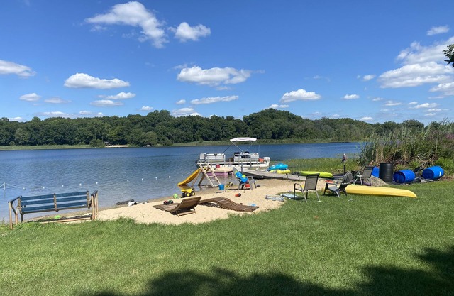 Beautiful Lakehouse best view of Lake and beautiful pavilion 10 min from ND