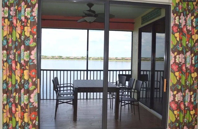 Beautiful Lakeside Coach home