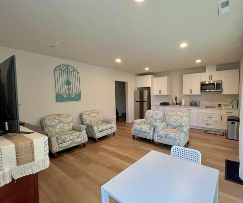 Beautiful lakeside fully furnished rental