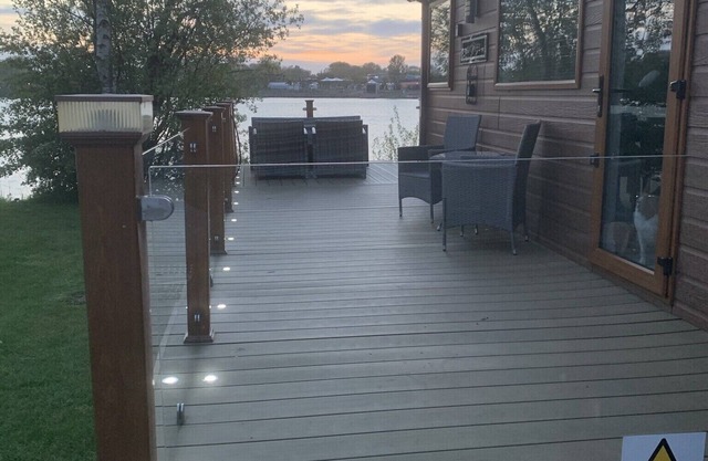 Magnifique lodge au bord du lac avec bain à remous