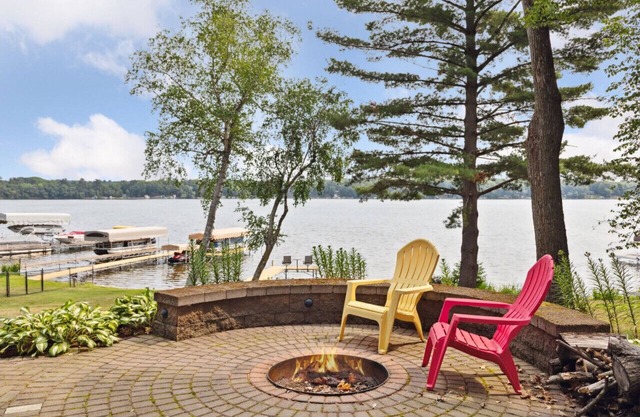 Beautiful lakeside retreat on Bear Trap Lake in Amery