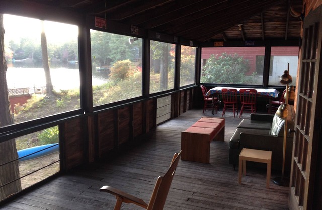Magnifique chalet au bord de l'eau au bord du lac avec plage privée
