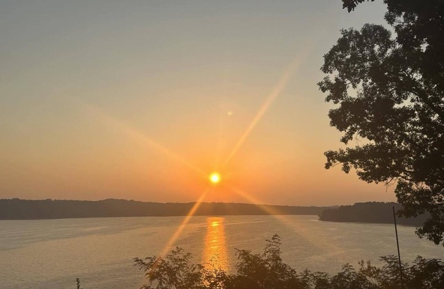 Beautiful Lakeview House Family Friendly Couples Retreat Private Swim/Boat Dock