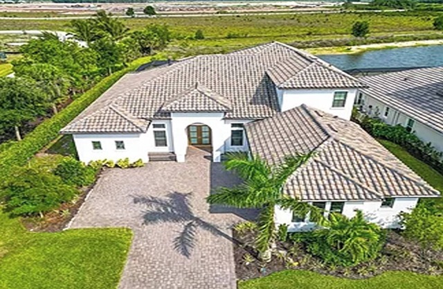 Belle maison spacieuse avec piscine et spa, à quelques minutes de Marco Island et 5th Ave