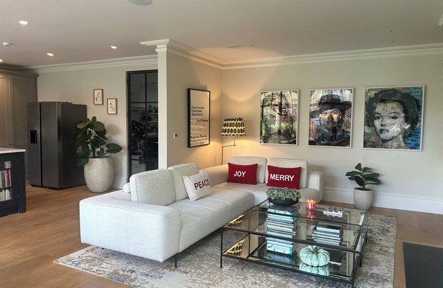 Beautiful large house with private parking and stunning garden