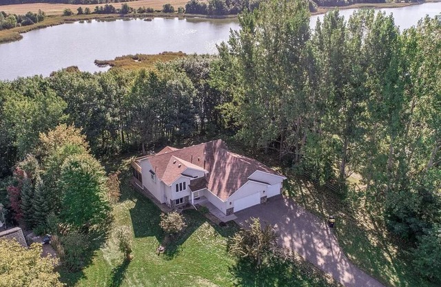Beautiful Large Lake House, with Deck, Dock and Pontoon!