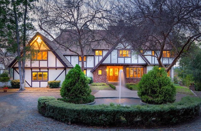 DISPONIBLE DÈS MAINTENANT! Belle grande maison de retraite Tudor sur 40 acres paisibles