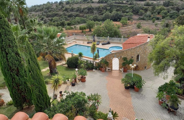 Belle +grande villa climatisée, grande piscine privée, jardin, vues vers la côte