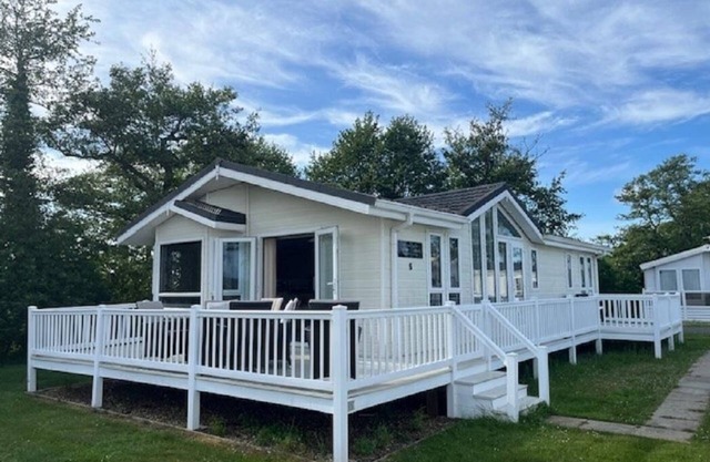 Beautiful lodge at Manor Park in Norfolk ref 23006Bu