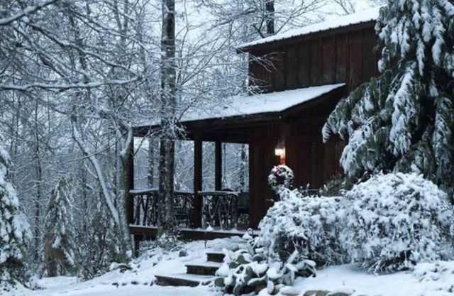 Beautiful lodge on 15 acres of land with a river trail. 10 mins to Greenville.