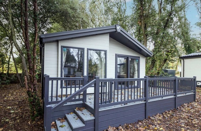 Beautiful lodge sleeps 6 at Azure Seas Holiday Village in Suffolk ref 32018AS