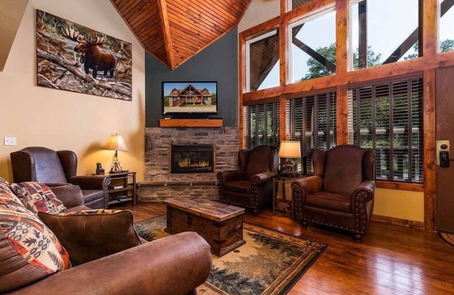 BEAUTIFUL LODGE with 7 Master Suites!! By Pool!