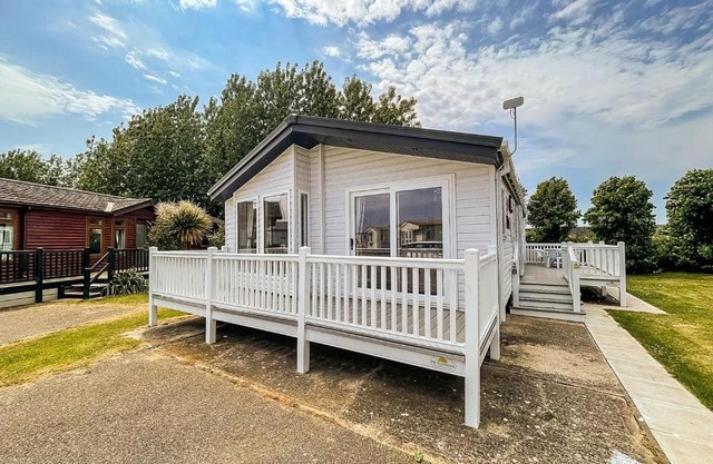 Beautiful Lodge With Decking In Hunstanton At Manor Park Ref 23023W