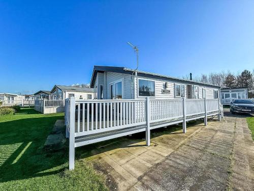 Beautiful Lodge With Decking In Hunstanton At Manor Park Ref 23195K
