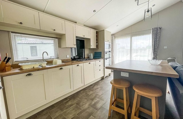 Beautiful lodge with decking at Breydon Water Park in Norfolk ref 10022B