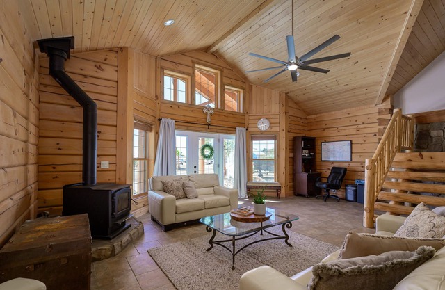 Beautiful log cabin in the center of Bullhead close to all amenities and water.