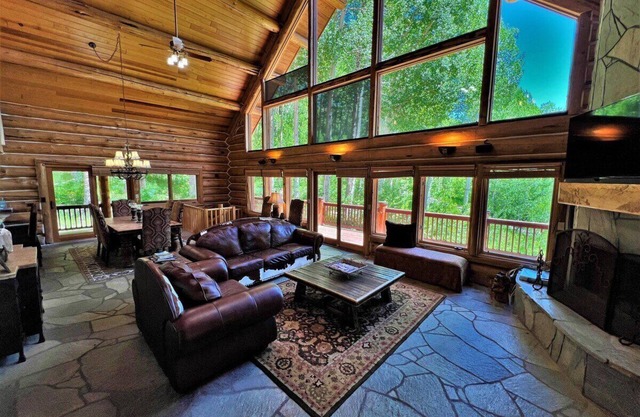 Beautiful Log Cabin 2 Miles to Purgatory Resort with Hot Tub