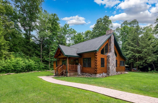 Belle cabane en rondins sur 17 acres dans NW Pennsylvanie w / Hot Tub