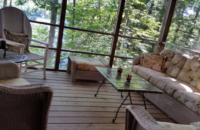 Belle cabane en rondins surplombant le lac Blaisdell! 12 personnes, plage privée