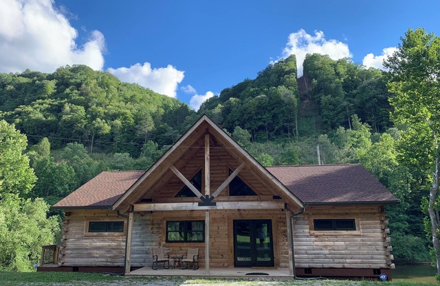 Beautiful Log cabin, River side, dual fire places, breathtaking views, WiFi